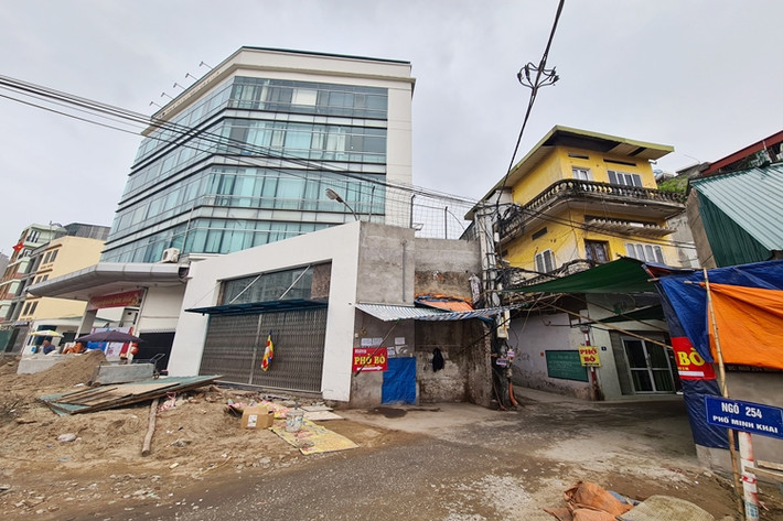 Nhiều căn nhà vốn trước đấy nằm bên trong ngõ, nay bị cắt phân nửa diện tích ra mặt đường.