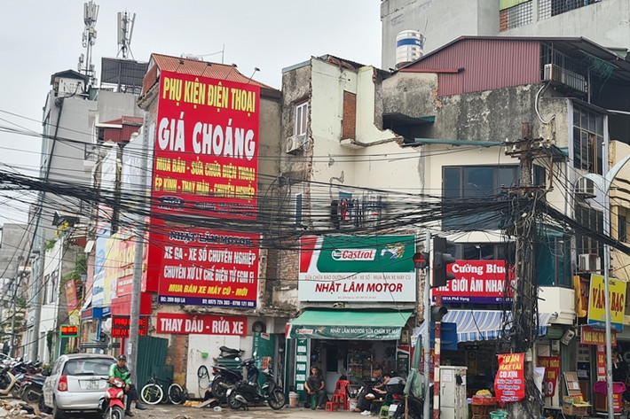 Nhiều căn nhà ở phố Đại La giao Minh Khai có phần mặt trước vẫn còn nham nhở gạch, tường sau khi 2/3 diện tích đất bị thu hồi.