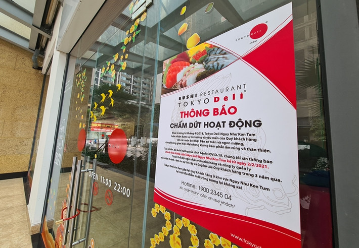 Thông báo chấm dứt hoạt động mà Tokyo Deli dán vẫn còn nguyên bên ngoài cửa cơ sở ở Ngụy Như Kon Tum vào chiều ngày 12/3. Cùng lúc đó, băng rôn cho thuê mặt bằng kinh doanh đã được chủ tòa nhà treo lên để tìm khách mới.