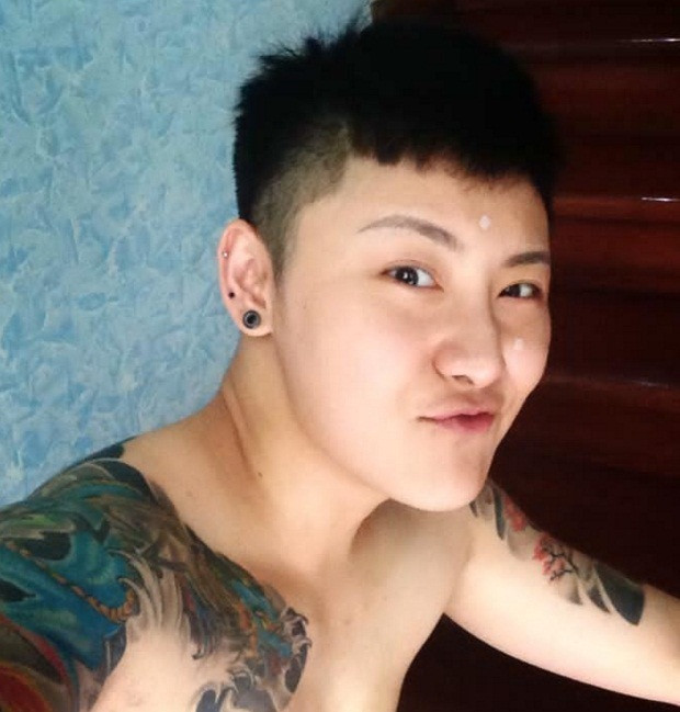Không ngại ngần tiết lộ về những bí mật xung quanh chuyện chuyển giới của bản thân, JYB cho biết, từ khi 6 tuổi chàng hot boy chuyển giới đã biết được rằng cậu là con trai. JYB ăn mặc và chơi những trò chơi của một cậu bé chứ không thiết tha với váy và búp bê như các cô bé bình thường. Đến năm 12 tuổi, JYB có bạn gái và đưa về nhà, mọi người trong gia đình hoàn toàn không thấy lạ vì họ biết giới tính thực sự của JYB.