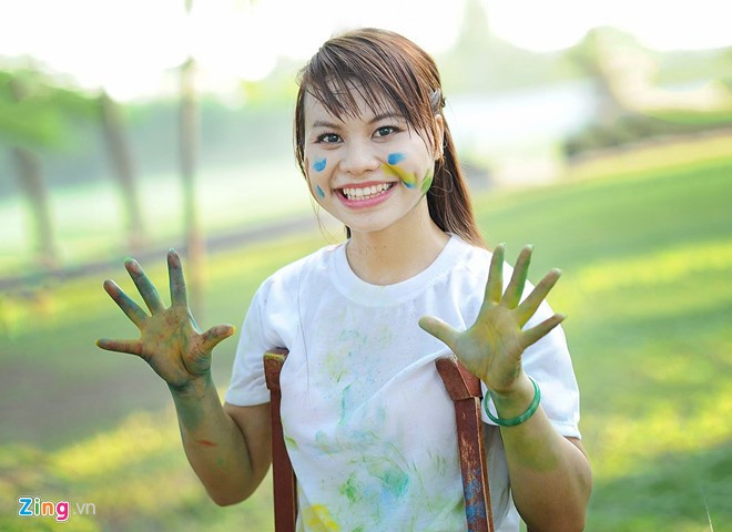 “Em không lành lặn, nhưng sự tự tin của em thì khác. Chỉ cần mình cố gắng hết sức. Em mong khi ra trường tìm được công việc phù hợp phụ giúp gia đình", nữ sinh chia sẻ.