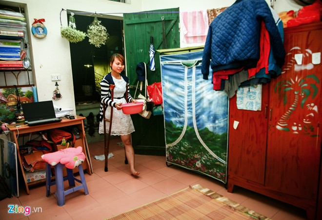 Trở ngại trong sinh hoạt cá nhân và điều kiện kinh tế thiếu thốn không ảnh hưởng kết quả học tập của em. “Thu là tấm gương sáng, 'đóa hoa' đẹp nhất của UNETI 2016”, cô giáo Nguyễn Phượng - giảng viên Đại học Kinh tế Kỹ thuật Công nghiệp nhận xét.