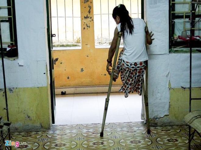 Gia đình của nữ sinh cụt chân Lệ Thu thuộc diện nghèo suốt 10 năm tại Hiệp Hòa (Bắc Giang). Sau một tai nạn không có tiền chữa, Thu bị cắt bỏ một chân, cả cuộc đời gắn liền đôi nạng.
