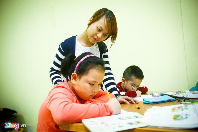 Chị Lưu Thanh Hòa - phụ huynh bé Nguyễn Quỳnh Anh - nhận xét: "Thu chăm ngoan và chịu khó, đặc biệt lúc nào cũng cười tươi, chẳng thấy buồn bao giờ. Cũng nhờ có sự kèm cặp của cháu mà con gái tôi học ổn và phần nào học được tính cách của Thu”.
