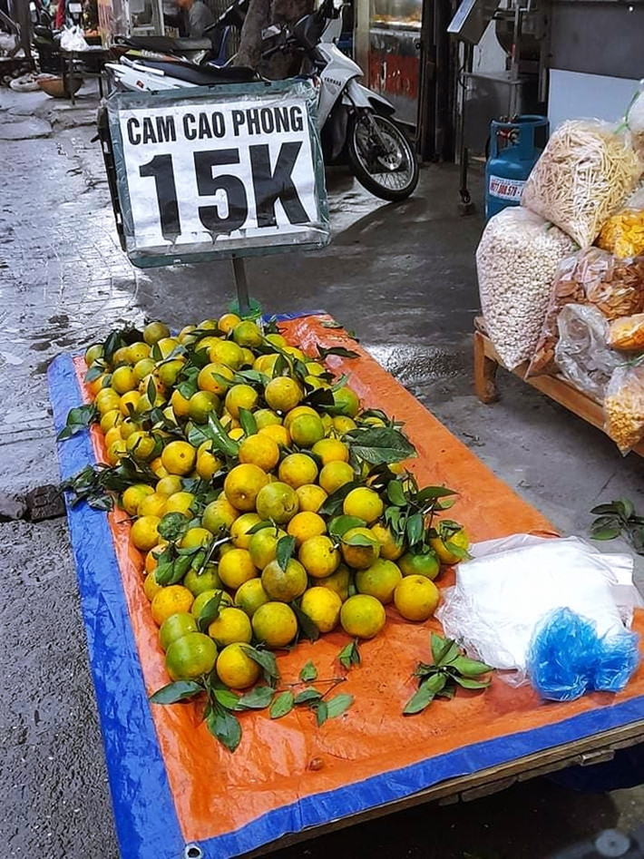 Nhiều khu vực gắn biển, giới thiệu mặt hàng "cam Cao Phong" của tỉnh Hòa Bình giá chỉ từ 15 nghìn đồng/kg.