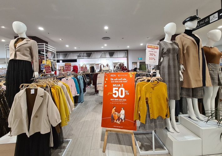 Thậm chí có những cửa hàng vừa áp dụng giảm giá 50%/sản phẩm, vừa tặng thêm ưu đãi “mua 2 tặng 1” cho khách hàng.