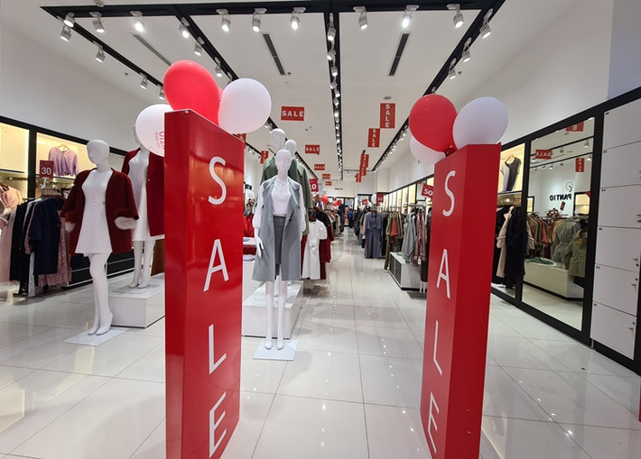 Tết là thời điểm nhu cầu mua sắm quần áo tăng mạnh, vì vậy các cửa hàng thời trang đã tung hàng loạt chương trình khuyến mại, giảm giá nhằm kích cầu tiêu dùng.