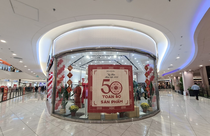 Nhiều thương hiệu nổi tiếng “sale sập sàn” từ 50-70%/sản phẩm.