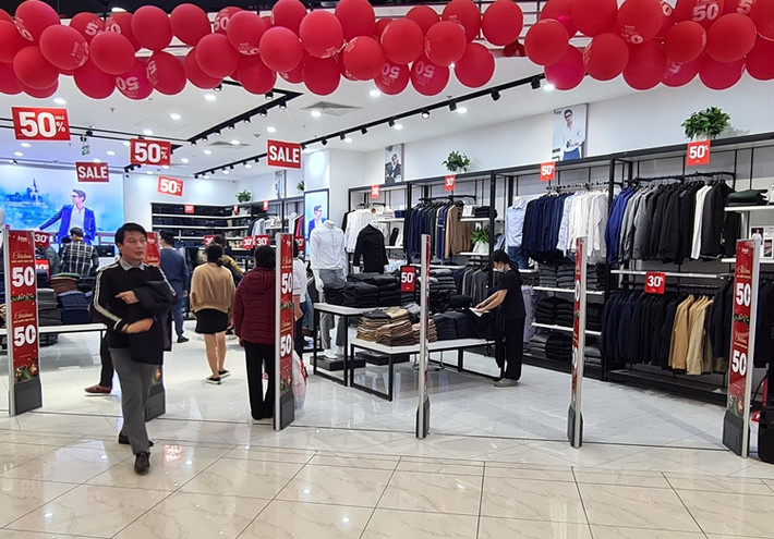 Nhiều cửa hàng, thương hiệu thời trang khác lần lượt sale off để "câu" khách.