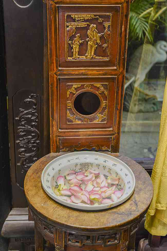 Cận cảnh chiếc chậu đựng nước.