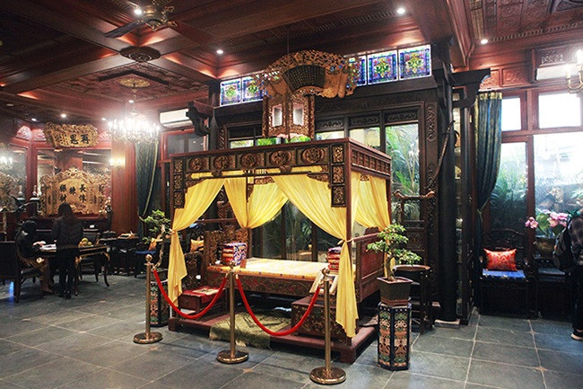 Bà Hương cho biết, chiếc long sàng có tuổi đời khoảng 300 năm của vua chúa ở Huế xưa. Trải qua 300 năm, nó vẫn còn nguyên vẹn.