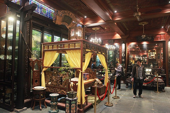 Trong không gian trưng bày đồ cổ trên phố Phạm Hồng Thái (quận Ba Đình, Hà Nội) của bà Trịnh Thu Hương có một chiếc long sàng rất sang trọng, cổ kính