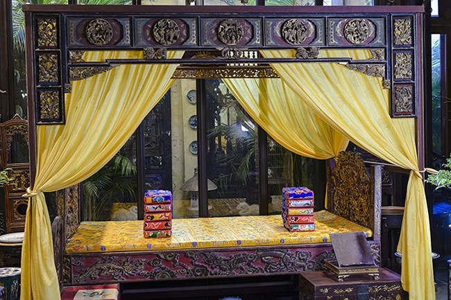 Toàn bộ chiếc giường đều được làm bằng nhiều loại gỗ quý hiếm, có độ bền cao. Họa tiết trang trí chủ đạo của long sàng chính là rồng - biểu tượng của của vương quyền
