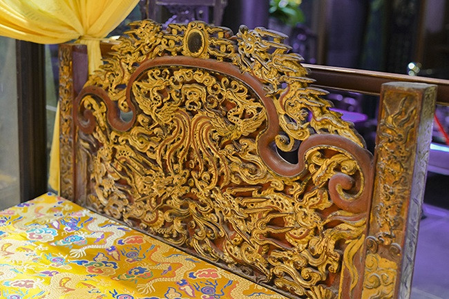 Hình tượng rồng xuất hiện trên cả hai mặt của hai đầu giường, kết hợp với các họa tiết mây, gió để tạo nên những chỉnh thể nghệ thuật hoàn hảo.