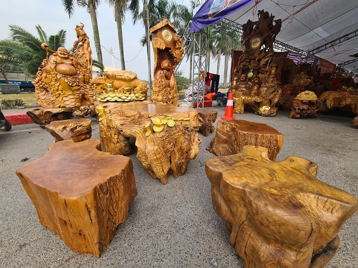 Một bộ bàn ghế khác bày bán tại gian hàng này cũng khá độc đáo, khi xung quanh bàn dài và những tiểu cảnh trang trí cũng được làm dát vàng 24k Đài Loan.