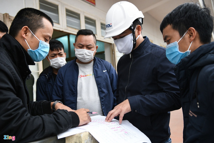 11h, các kỹ sư xây dựng có mặt tại Đại học Sao Đỏ.