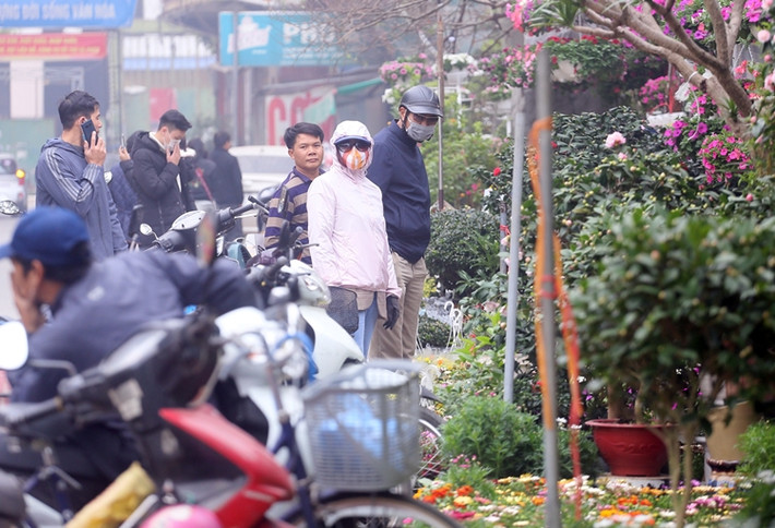 Dù còn 20 ngày nữa mới đến Tết Nguyên đán Tân Sửu 2021, nhưng nhiều ngày qua lượng người dân đổ dồn về khu vực chợ hoa Vạn Phúc (Hà Đông, Hà Nội) để mua sắm các loại cây cảnh chơi Tết vô cùng nhộn nhịp.