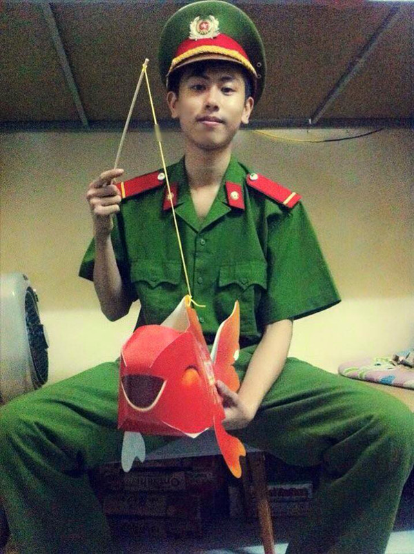 Xem thêm những hình ảnh đời thường của Đức Anh, có thể thấy chàng lính cứu hoả này khá ít cười, điềm tĩnh nhưng ánh mắt và phong thái luôn toát ra sự nhiệt huyết, hết mình với công việc, nhiệm vụ của tuổi trẻ.