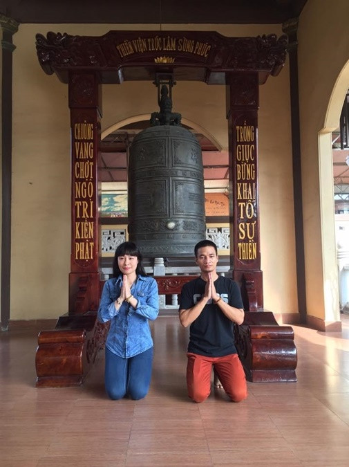 Số khác lại tỏ ra khá cảm thông với anh chàng có cuộc sống, công việc khá lận đận này. Họ cho rằng có thể Lệ Rơi yêu thích màu sắc đỏ cam này nên đã may hoặc mua nhiều chiếc giống nhau để mặc thay đổi. Đây cũng được xem là một nét riêng, tạo nên sự đặc trưng của một nhân vật từng gây xôn xao cộng đồng mạng trong suốt một thời gian dài như Lệ Rơi. Ảnh: Facebook nhân vật.