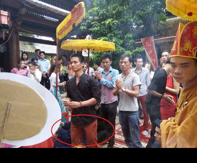 Trong dịp đến lễ cúng Tổ nghề Sân khấu gần đây, Lệ Rơi cũng diện trang phục áo sơ mi xanh sẫm, kết hợp với chiếc quần đỏ cảm "huyền thoại" - đây là bộ trang phục được dân mạng phát hiện là Lệ Rơi đã từng mặc rất nhiều lần, đến rất nhiều nơi và mặc trong lúc làm rất nhiều công việc khác nhau như chụp ảnh, đóng phim, clip ngắn. Ảnh: Dân Việt.