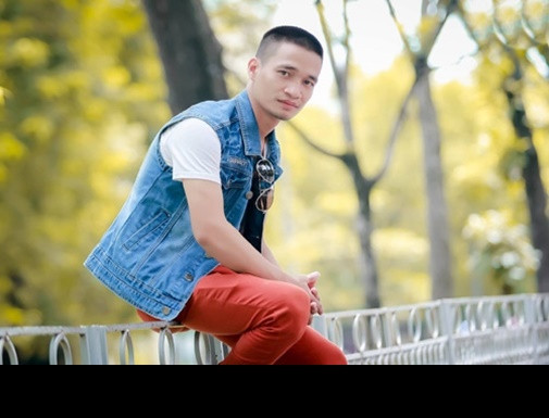 Dù không phải là một "nhân vật chính thức" trong làng giải trí Việt, cũng chưa từng được công nhận là một nghệ sĩ, nhưng trong suốt 2 năm gần đây, cái tên Lệ Rơi - Nguyễn Đức Hậu vẫn có được nhiều sự quan tâm, theo dõi của đông đảo bạn trẻ cư dân mạng. Ngoài chuyện thay đổi công việc liên tục, sự nghiệp gặp nhiều sóng gió, lận đận thì thời gian gần đây, chàng trai quê Hải Dương cũng được để ý, săm soi nhiều về gout thời trang, cách ăn mặc khi xuất hiện ở những nơi công cộng. Ảnh: Kun Mon.