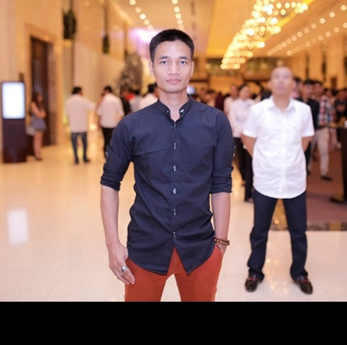 Và đây... trong lễ cưới DJ Quang Trần, một lần Lệ Rơi "mặc nguyên cây" đồ sơ mi xanh sẫm, quần đỏ cam từng diện khi đến cúng Tổ nghề. Trước sự đơn điệu này, nhiều dân mạng đang gửi những lời thắc mắc nhưng lại mang khá nhiều ý châm chọc gửi tới Lệ Rơi - Nguyễn Đức Hậu. Có bạn trẻ còn bông đùa, phải chăng do chưa có công việc, thu nhập ổn định nay Lệ Rơi đã hạn chế mua quần áo mới và anh chỉ có duy nhất bộ đồ này để mặc đến những nơi công cộng. Ảnh: Facebook nhân vật.