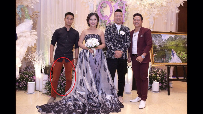 Vốn là một anh chàng nông dân chuyên trồng ổi ở huyện Thanh Hà, tỉnh Hải Dương, bằng đam mê ca hát và giọng ca "không lẫn đi đâu được", Đức Hậu nhanh chóng nổi tiếng với nghệ danh "ca sĩ Lệ Rơi". Tất nhiên cách gọi này mang ý nghĩa châm chọc nhiều hơn bởi, chất giọng, khả năng hát của anh chàng này chưa bao giờ được đánh giá cao, thậm chí còn luôn bị chê là "thảm họa". Dù vậy, Lệ Rơi vẫn nổi tiếng, được nhiều người chú ý theo cách của riêng mình. Đến nay, mỗi lần Lệ Rơi xuất hiện ở các sự kiện, dân tình lại để ý anh ở rất nhiều khía cạnh. Ảnh: Facebook nhân vật.