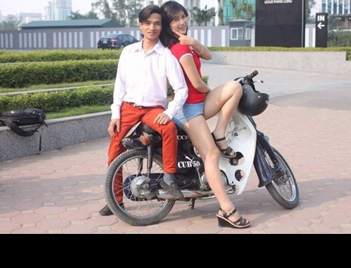 Dĩ nhiên chuyện ăn mặc thế nào phụ thuộc và quan điểm và sở thích của cá nhân, nó không đáng để dân tình xúm lại mổ xẻ, bình phẩm và suy luận quá xa xôi về con người Lệ Rơi. Chàng trai quê Hải Dương hoàn toàn có thể giữ cách ăn mặc này trong thời gian tới nếu bản thân anh thấy thích và phù hợp. Và biết đâu, đây cũng chính là một cách khéo léo để ca sĩ Lệ Rơi tạo ra một ấn tượng khó quên khác ngoài giọng hát của mình để dân mạng, các bạn trẻ nhớ đến mình nhiều hơn. Ảnh: Facebook nhân vật.