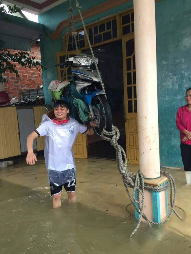 Do nước ngập sâu, nhiều gia đình ở Quảng Bình đã không còn một chỗ trống khô ráo nào để có thể cất giữ đồ đạc. Họ phải dùng dây buộc ròng từ trên trần nhà xuống để treo những đồ vật, của cải có giá trị lên phòng tránh bị nước lũ cuốn trôi, làm hư hại. Ở một số vùng nông thôn, bà con còn sử dụng cách buộc dây này để cứu trâu, bò khỏi bị chết đuối do nước ngập sâu quá đầu. Ảnh: Lê Xuân Trường.