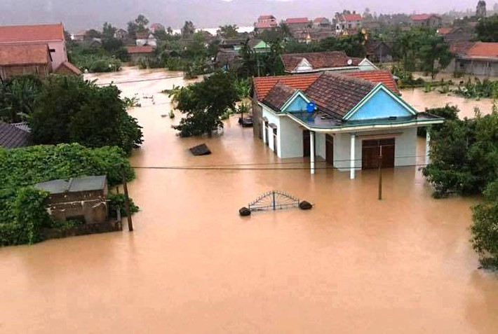 Trong quá khứ từng có nhiều đợt mưa lũ khủng khiếp khiến nhiều địa phương ở miền Trung bị cô lập, chìm trong mênh mông biển nước. Giữa hoàn cảnh đó, cuộc sống người dân địa phương cũng gặp vô số cực khổ. Bức ảnh một đám ma, gia quyến phải di chuyển quan tài người đã khuất giữa dòng nước lớn cách đây vài năm đã nói lên phần nào nỗi khổ của người dân và kích thích cộng đồng tìm cách chia sẻ, giúp đỡ. Ảnh: VTC.