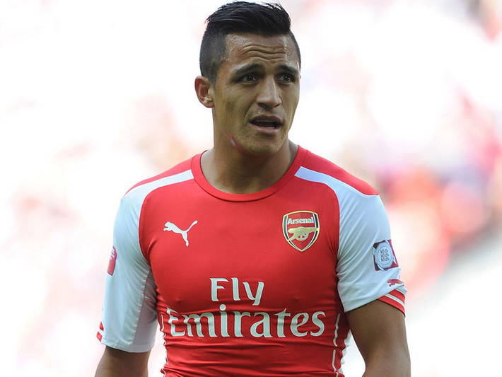 Theo Sky Sport, bản hợp đồng hiện tại giữa Alexis Sanchez và Arsenal chỉ còn thời hạn 1 năm nhưng cho đến lúc này, vẫn chưa có gì đảm bảo chân sút người Chile sẽ tiếp tục gắn bó với Pháo thủ thành London. Cách đây không lâu, Arturo Vidal, ngôi sao của Bayern Munich cũng là người đồng hương của Sanchez đã xác nhận mối quan tâm đặc biệt mà Hùm xám dành cho ngôi sao đang nằm trong biên chế Arsenal. Mới đây, trong buổi phỏng vấn với tờ Bild, Vidal một lần nữa nhắc lại điều này, đồng thời cho rằng Bayern Munich sẽ mạnh hơn rất nhiều nếu có sự phục vụ của Alexis Sanchez. Ảnh: Sky Sport.