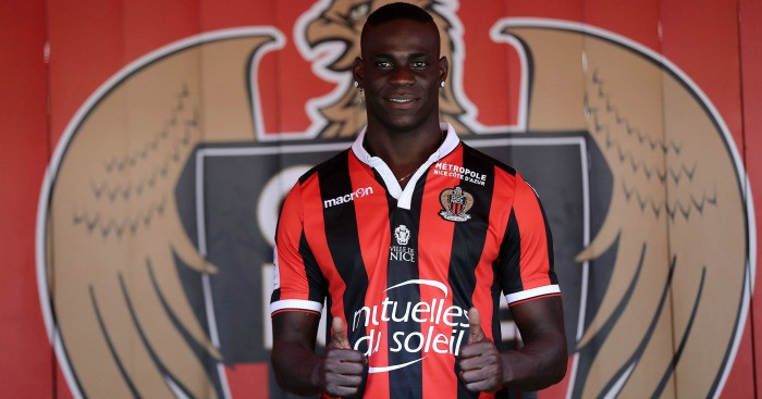 Balotelli đã đồng ý kí vào bản hợp đồng có thời hạn 1 năm với Nice và tiếp tục ở lại cống hiến cho đội bóng này đến hết mùa giải sau. Đêm qua, trang chủ của Nice đã chính thức xác nhận thông tin trên sau khi Balotelli có buổi gặp mặt với chủ tịch Jean-Pierre Rivere và GĐĐH Julien Fournier. Ảnh: Goal.com.