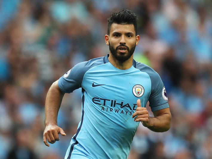 Theo nguồn tin chuyển nhượng từ The Times, Paris Saint Germain sẵn sàng chi 60 triệu bảng để chiêu mộ Sergio Aguero. Ngoài mức phí chuyển nhượng cực cao, Paris Saint Germain cũng sẵn sàng đề nghị mức lương 220.000 bảng mỗi tuần để chiêu dụ Aguero. Đội bóng thủ đô đang ráo riết tăng cường lực lượng để lấy lại ngôi vô địch Ligue 1 mùa tới. Nhưng một nguồn tin khác lại đưa ra ý kiến hoàn toàn trái ngược về tương lai Aguero. Theo Tân Hoa Xã của Trung Quốc, Aguero hài lòng với cuộc sống hiện tại và sẽ sớm ký hợp đồng gia hạn. Ảnh: The Independent.