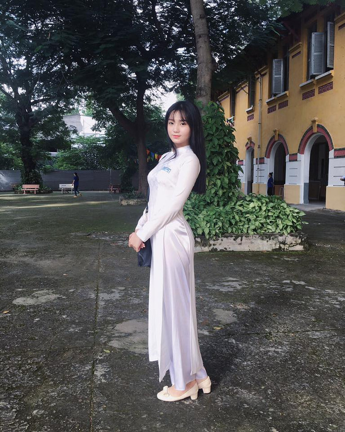 Nữ sinh Việt Nam luôn mang một vẻ đẹp trong sáng cùng những nét duyên dáng rất đặc trưng. Đã có không ít nữ sinh trẻ tuổi nhờ ngoại hình nổi bật đã trở thành các hot girl, những người mẫu tài năng sau khi được cư dân mạng phát hiện thông qua những bức ảnh đẹp. Mới đây, một nữ sinh 10X có vóc dáng yêu kiều, khuôn mặt xinh tươi thánh thiện, mặc trên mình bộ áo dài trắng đã "đốn tim" hàng loạt bạn trẻ, cư dân mạng gần xa. Ảnh trong bài: Facebook nhân vật.