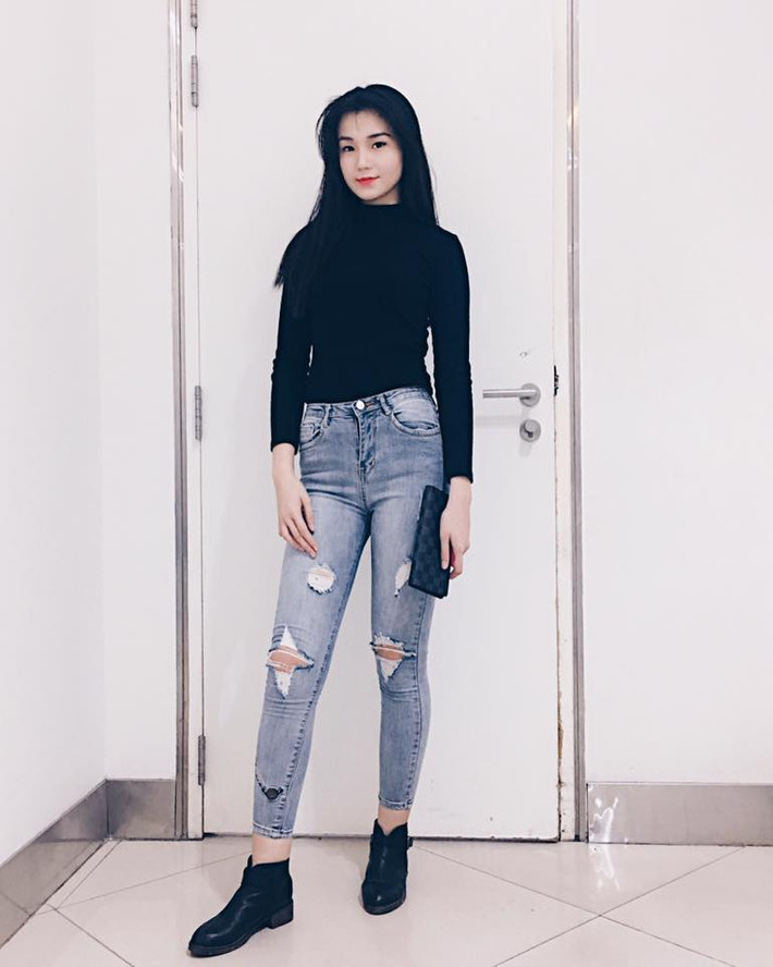 ... Bởi hiện tại, trong gia đình vẫn có bố là người chưa hoàn toàn đồng tình với quyết định đi theo nghệ thuật Thu Tâm. Tuy nhiên, không màng khó khăn, cô gái trẻ đang cố gắng mỗi ngày để đạt được những mục tiêu mình đặt ra, vừa sống hết mình với bản thân, vừa khiến bố mẹ vui lòng.