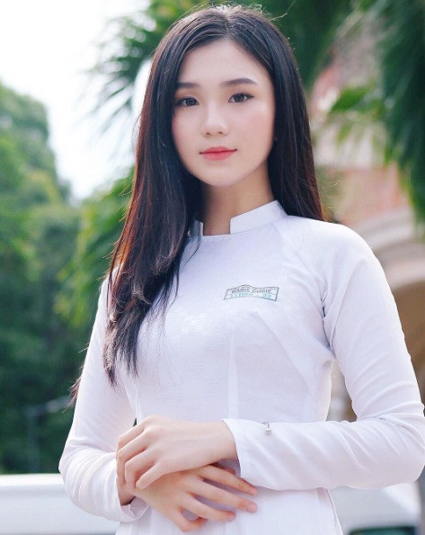 Nữ sinh xinh đẹp được nhắc đến ở đây là Nguyễn Thị Thu Tâm, sinh năm 2000, hiện đang là học sinh trường THPT Marie Curie, TP Hồ Chí Minh. Ngắm bức ảnh chụp trong trang phục áo dài của Thu Tâm, điều gây ấn tượng mạnh nhất cho dân mạng chính là chiều cao nổi bật cũng như vóc dáng rất đẹp, thân hình cân đối, gợi liên tưởng đến những cô hoa hậu, người mẫu của Thu Tâm.