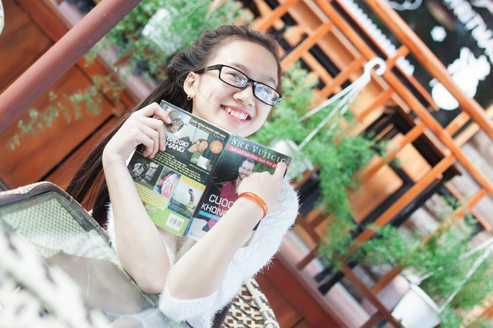 9X chia sẻ cô rất vinh dự khi được lựa chọn là người đón tiếp và tặng hoa, gửi lời chúc mừng tới Thủ tướng Canada. "Ngài thủ tướng đẹp trai và có nụ cười ấm áp", Tú Anh kể.