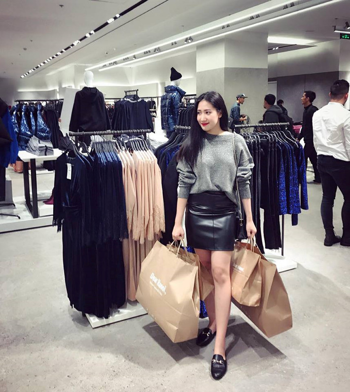 "Tay xách nách mang" trong ngày đầu tiên Zara Hà Nội khai trương.