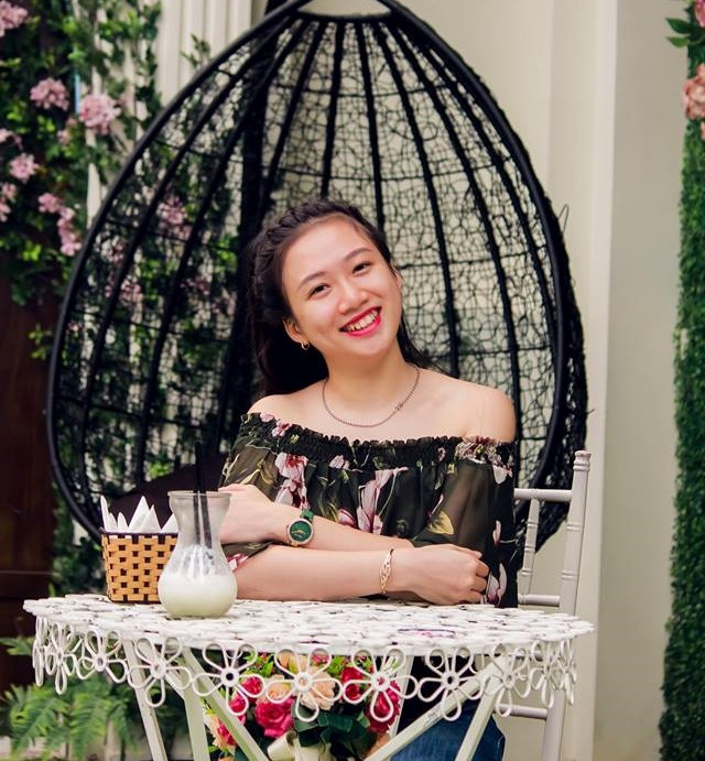 Cô bạn cũng thích để mặt mộc và chỉ trang điểm trong những dịp đặc biệt. Người đối diện thường có cảm giác đây là cô gái gần gũi và khiêm tốn.