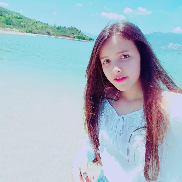 Như bao tín đồ tuổi teen, Ngọc Trâm luôn có sở thích chụp ảnh selfie mọi lúc, mọi nơi, các bức ảnh của cô bạn khi chia sẻ trên mạng xã hội đều nhận lượng like khủng và hàng trăm bình luận khen ngợi.