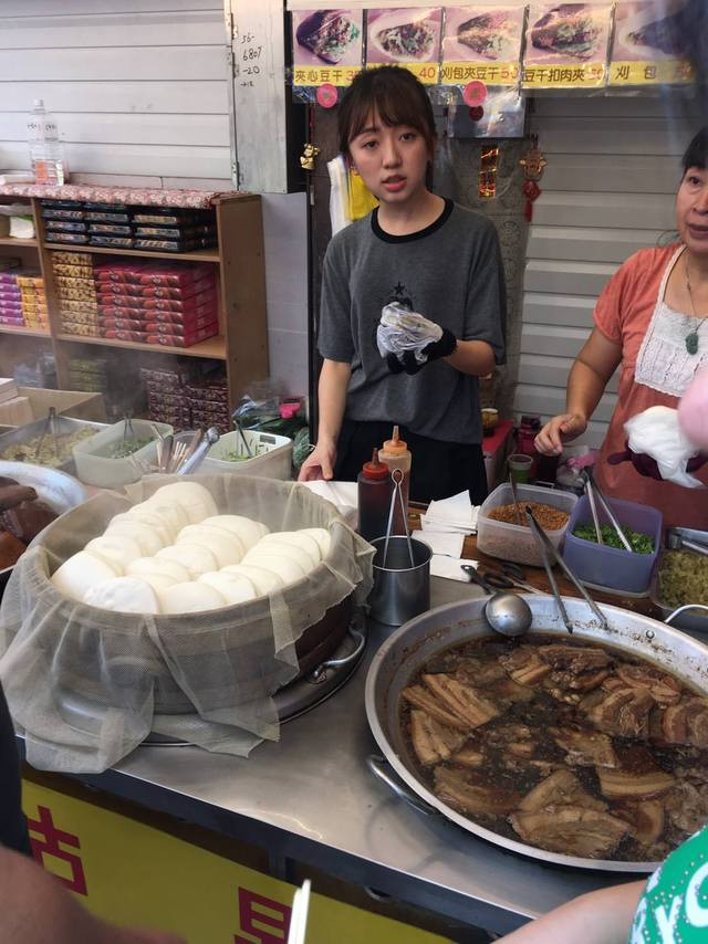 Mới đây, cư dân mạng Trung Quốc đã xôn xao, bàn tán không ngừng khi một nam thanh niên đăng bức ảnh anh chụp được trên đường phố Thượng Hải và mô tả rằng nữ diễn viên Park Shin Hye xuất hiện tại một quầy bán bánh bao. Sau khi kiểm chứng, dân mạng phát hiện ra, đây chỉ là một cô gái người Trung Quốc có khuôn mặt rất giống với nữ diễn viên Hàn Quốc Park Shin Hye mà thôi.