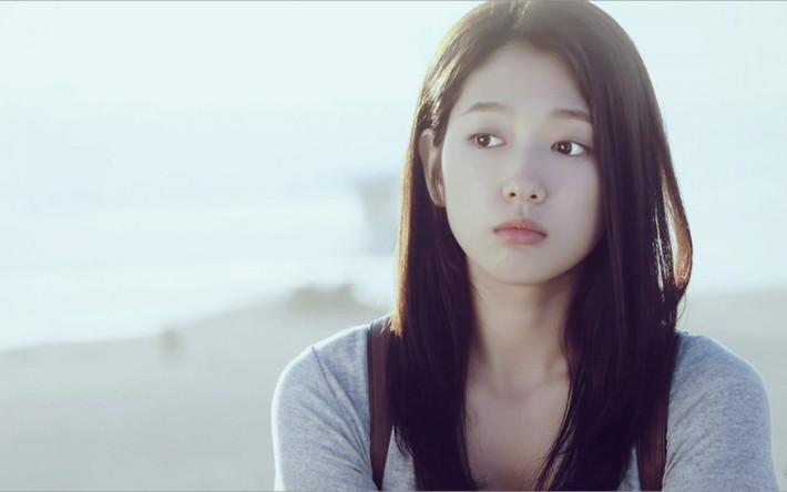 Park Shin Hye, sinh năm 1990 là một trong số những nữ diễn viên nổi tiếng và được yêu thích nhất Hàn Quốc hiện nay. Tuổi đời còn rất trẻ nhưng từ khi mới vào nghề Park Shin Hye đã ghi dấu ấn trong giới chuyên môn và trong lòng khán giả nhiều quốc gia châu Á bằng những vai diễn xuất sắc trong các bộ phim nổi tiếng.