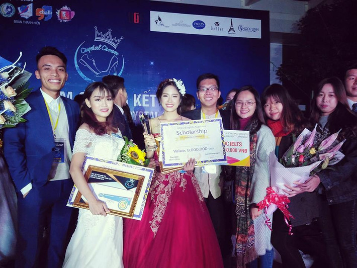 Bằng sự thông minh của mình, cô nữ sinh Sư phạm xinh đẹp đã trả lời rất xuất sắc như sau: "Dù là cảm xúc vui vẻ hay là cảm xúc buồn chán, thì nó cũng đem lại cho em những cảm xúc và tâm trạng khác nhau. Những cảm xúc vui vẻ sẽ đem lại cho em những tâm trạng tích cực để em có thể làm việc và học tập tốt hơn. Còn những cảm xúc buồn chán có thể đem lại cho chúng ta những tâm trạng không tốt. Tuy nhiên, khi em nghĩ lại về thời điểm quá khứ, những kỉ niệm buồn chán đó em vượt qua được và em cảm thấy rằng mình trưởng thành hơn".