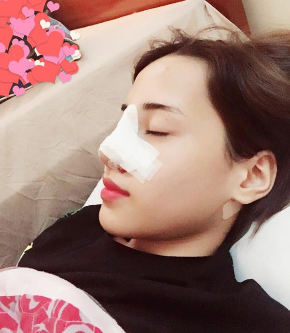 Với khát vọng, mục tiêu đó của mình, Tiến Đạt không ngại công khai chuyện cậu đi làm phẫu thuật thẩm mỹ để giúp khuôn mặt trở nên thanh tú hơn. Cách đây không lâu, Tiến Đạt công khai một số bức ảnh chụp trong thời gian cậu phẫu thuật chỉnh sửa, nâng cao sống mũi. Ban đầu cũng rất lo sợ việc sử dụng dao kéo cải tạo nhan sắc sẽ để lại nhiều tác hại, rủi ro và cũng rất sợ bị đau... nhưng sau khi được tư vấn kỹ lưỡng, cộng thêm động lực từ chính bản thân, Tiến Đạt đã quyết định phẫu thuật thẩm mỹ và không giấu giếm điều này.