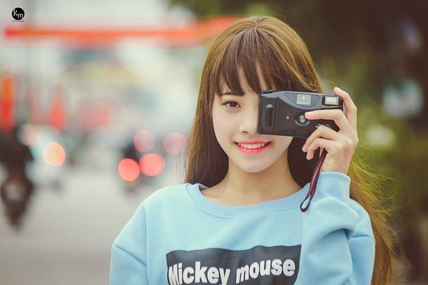 Cộng đồng mạng Việt chắc hẳn không còn lạ gì cái tên Nguyễn Tiến Đạt - chàng nam sinh Bắc Giang có biệt tài giả gái cực đỉnh và ngoại hình khiến nhiều người phải trầm trồ. Thời điểm gần 1 năm về trước, Tiến Đạt, sinh năm 1999 liên tục gây sốt trên mạng xã hội với những đoạn clip, hình ảnh giả gái khiến vô số người xem nhầm lẫn về giới tính thật của cậu. Sau này, chàng trai Bắc Giang cũng không giấu giếm ước mơ được chuyển giới, sống thật với bản thân mình.