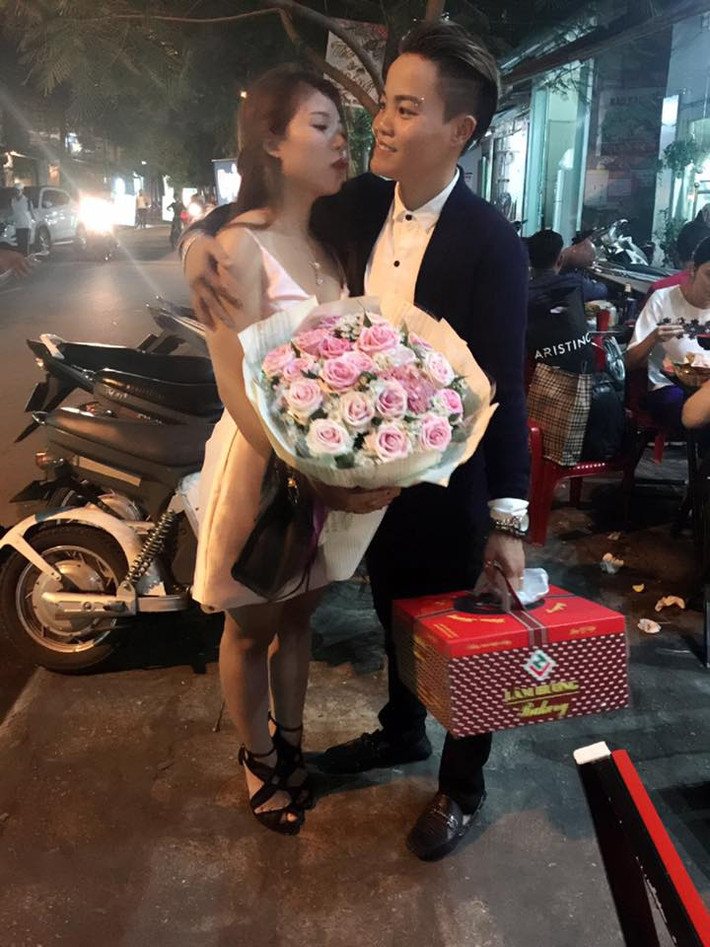 Người yêu của Hoàng Anh, cô gái được cho là hạnh phúc nhất tối 21/11 vừa qua có nickname Nắng Hồng, năm nay 21 tuổi và cũng sinh ra, lớn lên ở thành phố Hải Phòng. Theo tiết lộ của Hoàng Anh, nhân dịp sinh nhật lần thứ 21 của Nắng Hồng và kỷ niệm 1 năm ngày yêu nhau nên cậu đã dày công, cùng bạn bè chuẩn bị màn cầu hôn này. Hoàng Anh mong muốn những gì mình đã làm sẽ khiến người yêu bất ngờ, cảm động và quan trọng là anh có thể thể hiện được tình yêu của mình, để cô bạn gái nhận lời cầu hôn.
