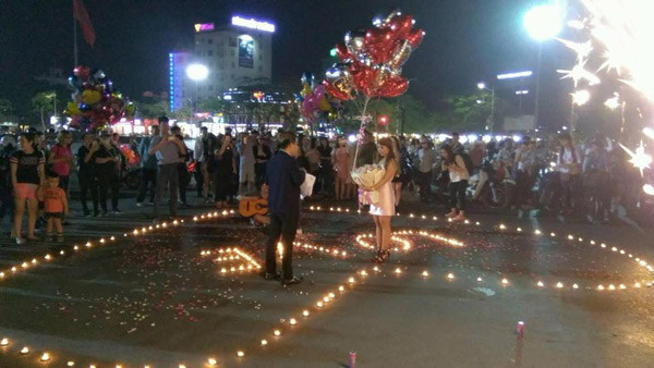 Và khoảnh khắc quan trọng nhất cũng đến, cặp đôi trẻ tuổi có dáng người nhỏ bé cùng bước vào bên trong trái tim được thắp bằng nến, chàng trai lần lượt tặng cho người yêu những món quà mà anh đã chuẩn bị từ trước. Những người theo dõi không quên hò reo, cổ vũ cho chàng trai tạo nên một khung cảnh rất náo nhiệt.