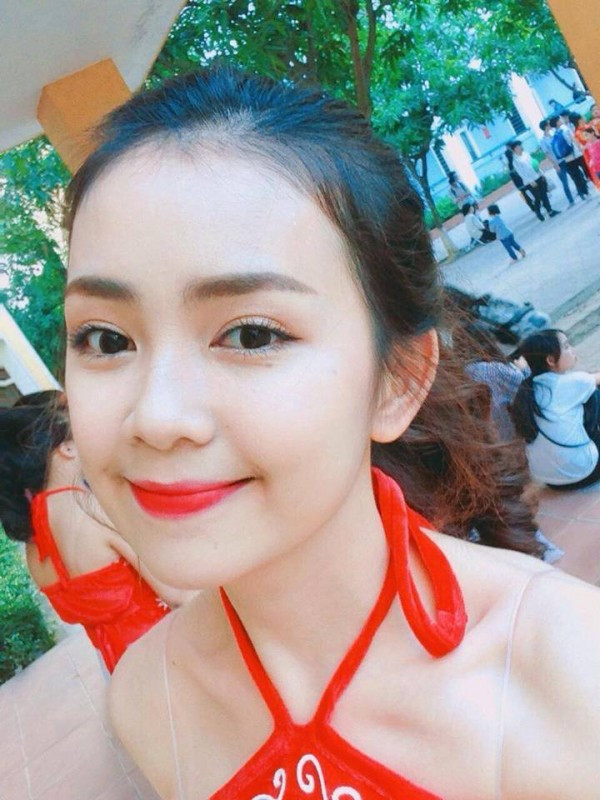 Và không mất thời gian để dân mạng tìm ra thông tin về nữ sinh Nghệ An xinh đẹp này. Được biết, cô bạn là nhân vật đã từng được nhiều fanpage, trang tin của Nghệ An nhắc đến khi là Hoa khôi Quốc học Vinh 2016, là gương mặt 9X hot nhất, nổi tiếng nhất của trường THPT Huỳnh Thúc Kháng, Nghệ An (tên mới của trường Quốc học Vinh - PV). Tên cô bạn là Nguyễn Thị Quỳnh Chi, sinh năm 1999 và danh tiếng hiện đã "nổi như cồn" khắp gần xa.
