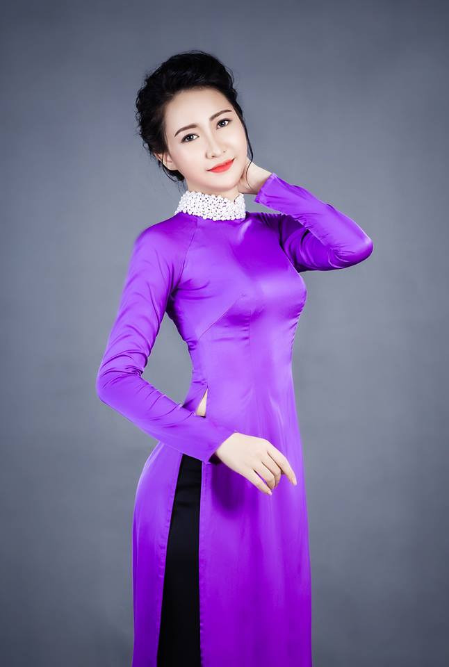 Phạm Nguyễn Đài Trang, sinh ngày 28/7/1995 sở hữu chiều cao 1m72 và số đo 3 vòng cân đối, cô nàng Hoa khôi Đại học Vinh tạo được ấn tượng trong lòng mọi người nhờ nụ cười ngọt ngào, gương mặt kiêu sa, quý phái và chiếc mũi cao lai Tây. Ảnh trong bài: Facebook nhân vật.