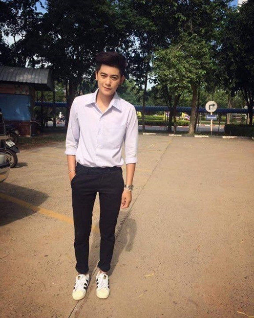 Tuy nhiên, sẽ có một thông tin có thể sẽ làm vô số các cô gái trẻ, những người trót "phải lòng" chàng học sinh Thái Lan đẹp trai này. Theo một số bạn trẻ tự giới thiệu mình là cũng là sinh viên Đại học Vinh, Nghệ An, nhân vật mà nhiều dân mạng đang rất yêu quý và gọi là "chàng du học sinh Thái Lan" thực chất lại là một... cô gái.